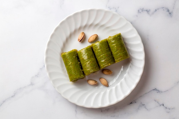 Baklava à la pistache. Saveurs traditionnelles du Moyen-Orient. Le nom local de Baklava est Fıstıklı Baklava ou fıstıklı dolama. Présentation et service de baklava à la pistache à la turque