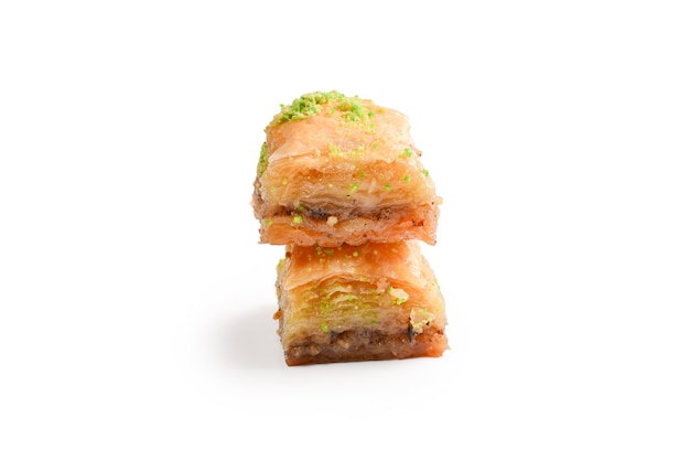 Baklava à la pistache sur une surface blanche