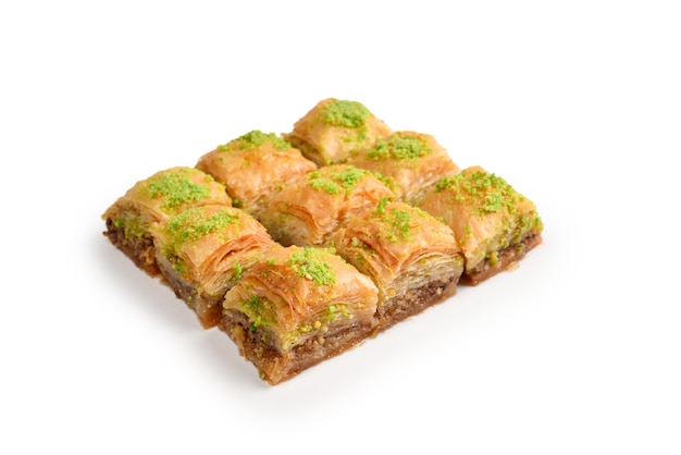 Baklava à la pistache sur une surface blanche