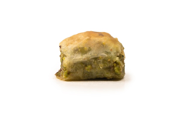 Baklava pistache turque isolé sur fond blanc