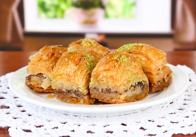 Baklava sucré sur assiette sur table dans la chambre