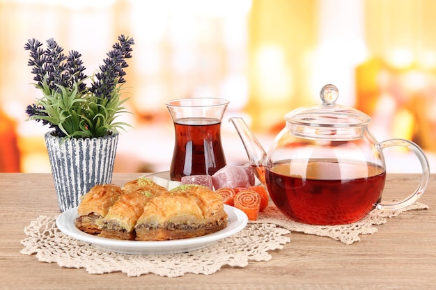 Baklava sucré sur assiette avec thé sur table dans la chambre