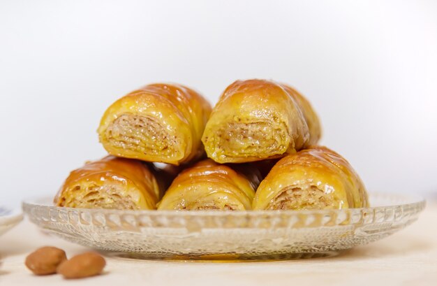 Baklava sucré oriental sur fond clair. Mise au point sélective. nourriture.