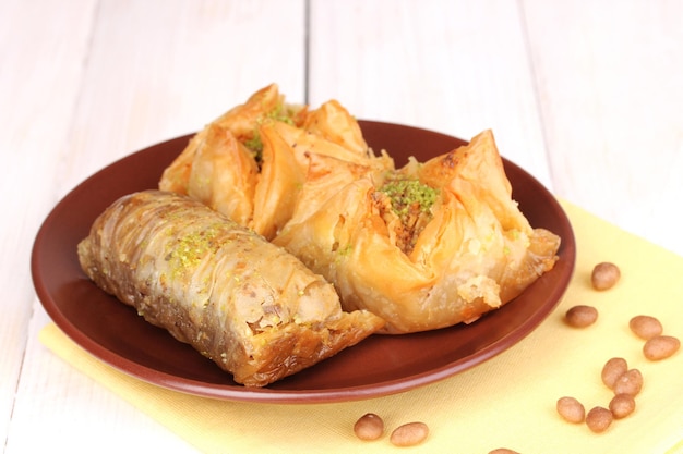 Baklava sucré sur plaque sur fond de bois