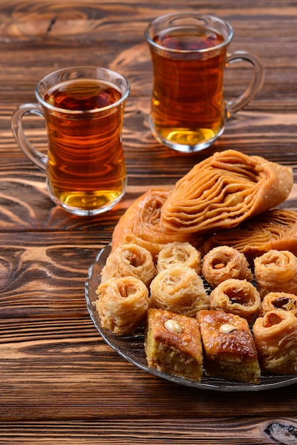 Baklava sucré turc sur assiette avec du thé turc