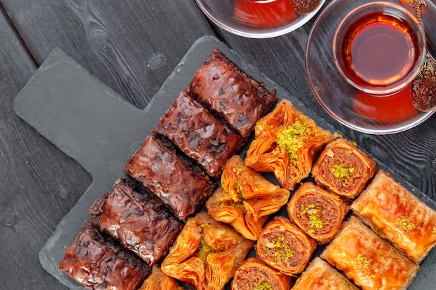 Baklava traditionnel sur une surface en bois