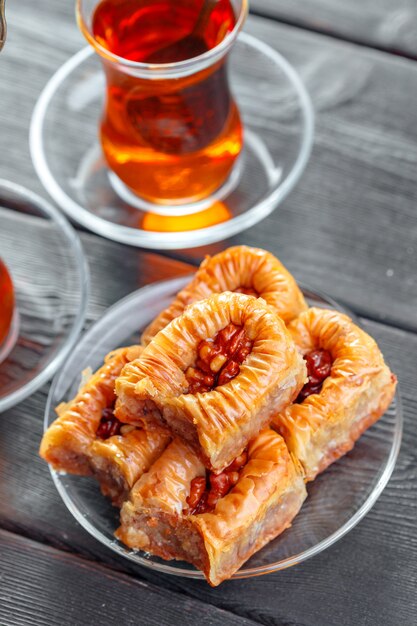 Baklava traditionnel sur une table en bois