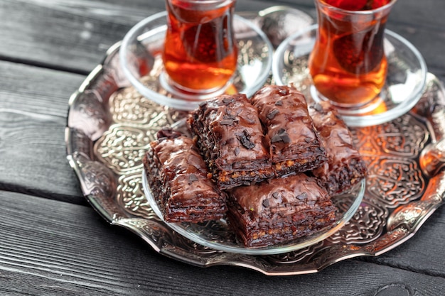 Baklava traditionnel sur table en bois