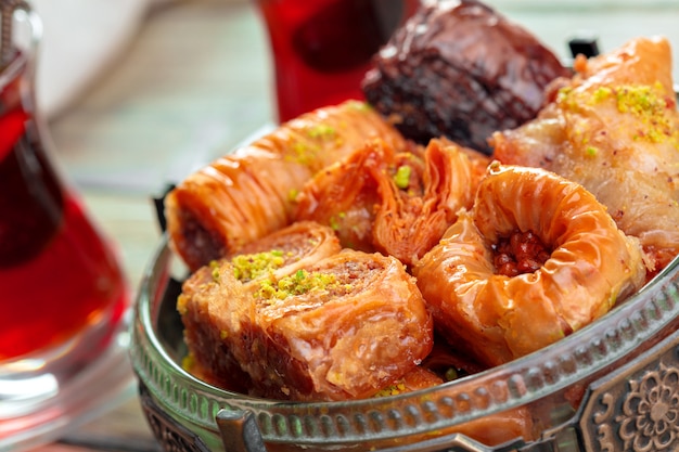 Baklava traditionnel sur table en bois