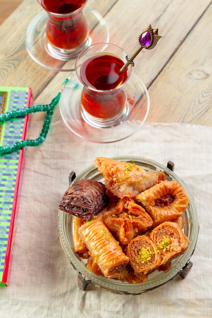 Baklava traditionnel sur une table en bois