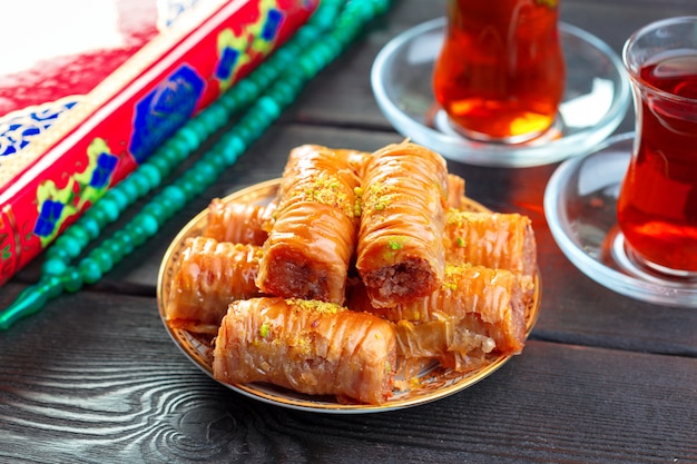 Baklava traditionnel sur une table en bois