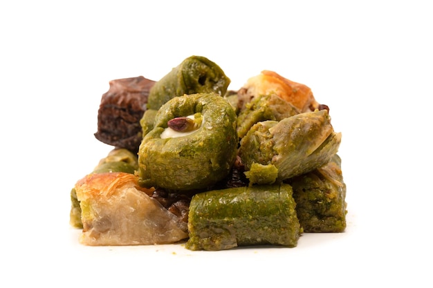 Baklava turc aux pistaches isolé sur fond blanc Une variété de baklava sucré turc