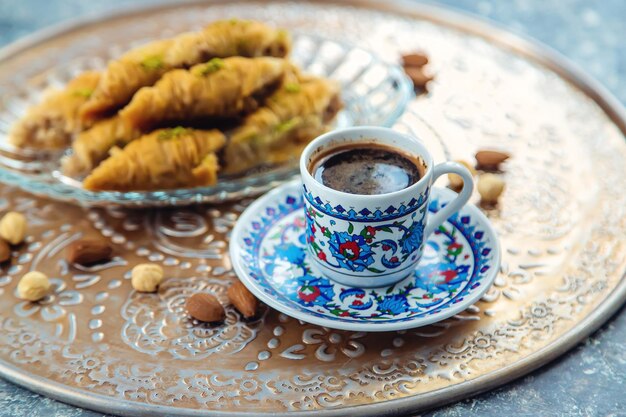 Baklava turc et café sur la table Mise au point sélective Nature