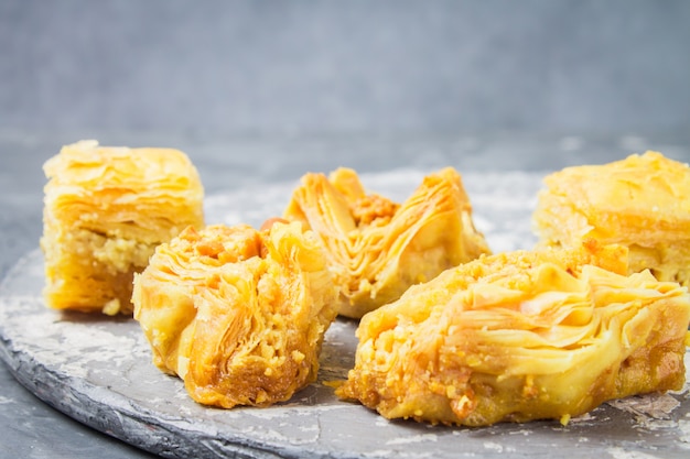 Baklava turque délice traditionnel sur un fond de bois sombre. tonifiant.