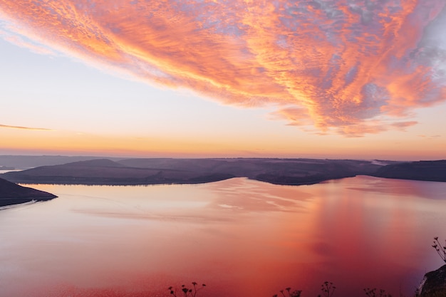 Bakota Bay, Ukraine, vue aérienne de coucher de soleil pittoresque sur le Dniestr, eau du lac, chaude journée