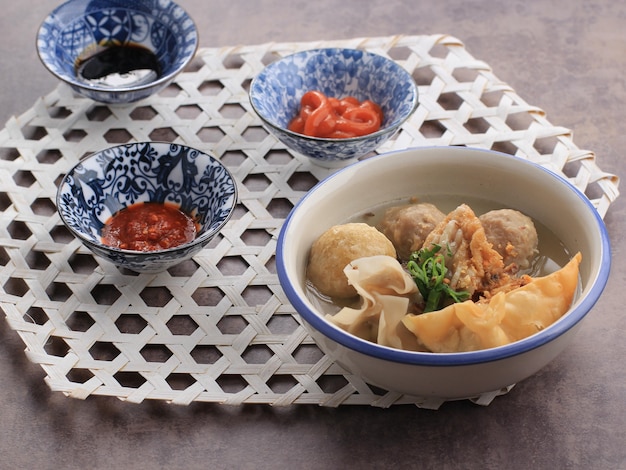 Bakso Malang est une boulette de viande typiquement de Malang, Java oriental en Indonésie. Habituellement servi avec divers accompagnements comme Bakwan, Bakso Goreng, Tofu