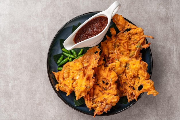 Bakwan est un beignet de légumes ou gorengan de la cuisine indonésienne.