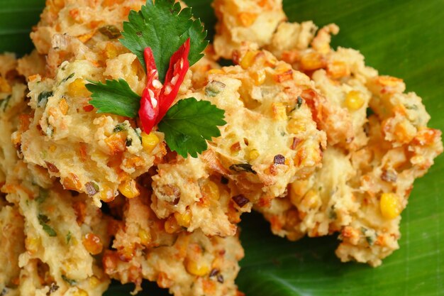 Photo bakwan jagung ou beignet de légumes de la cuisine indonésienne