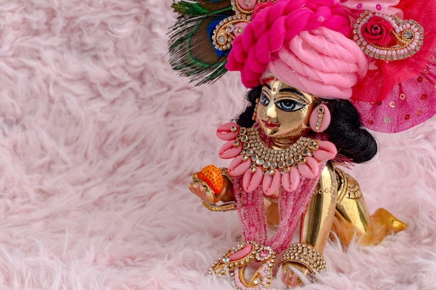 Bal Krishna Laddu Gopal Statue en laiton avec de beaux tissus et bijoux roses Krishna Janmashtami