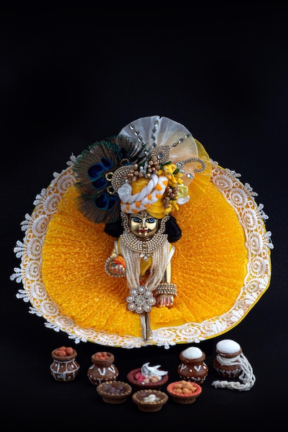 Bal Krishna Laddu Gopal Statue en laiton avec de beaux tissus jaunes et des bijoux Krishna Janmashtami