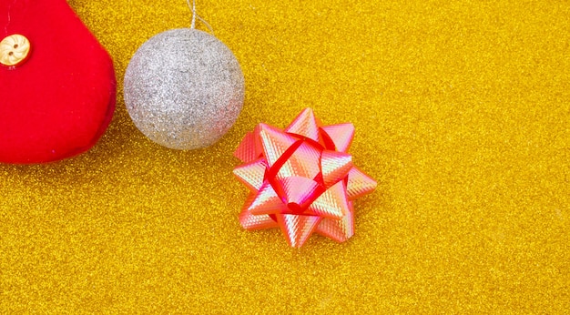 Bal de Noël sur plancher en bois pour le fond de Noël