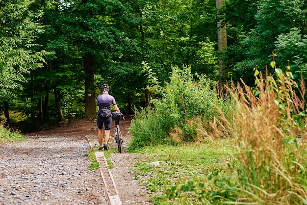 Balade d'athlète à vélo dans la forêt de montagne