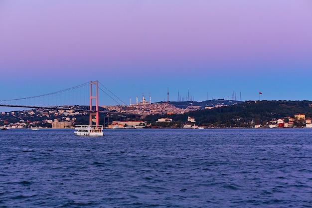 Balade en bateau en soirée sur le Bosphore à Istanbul. Pont du Bosphore, dans les lumières de la nuit.