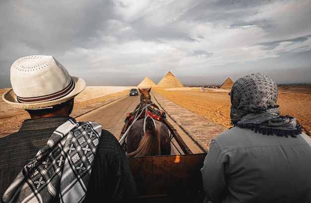 Balade à cheval dans les grandes pyramides de Gizeh, Égypte