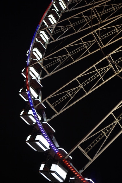 Balade dans une fête foraine nocturne à Paris