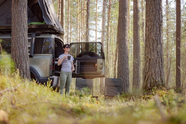 Balade dans la nature en voiture vacances en famille le week-end. La voyageuse apprécie l'heure du café.