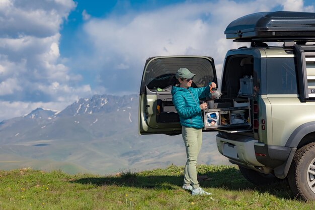 Balade dans la nature en voiture vacances en famille le week-end. La voyageuse apprécie l'heure du café.