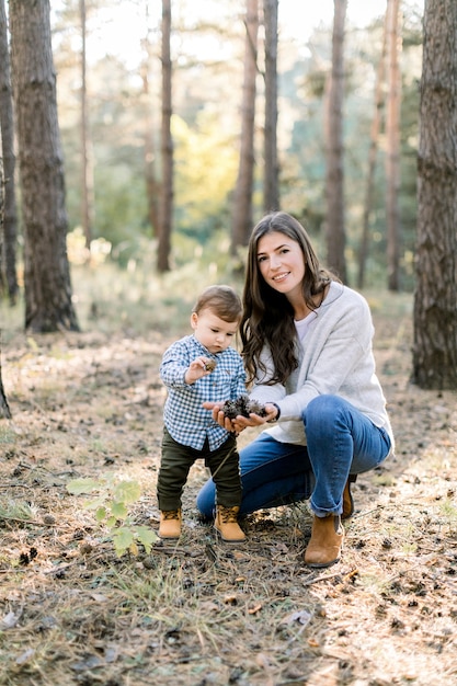 Balade en famille dans la forêt d'automne