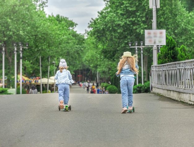 Balade en famille dans un parc public