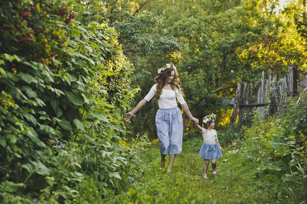 Balade en famille avec les enfants sur le jardin d'été 4786