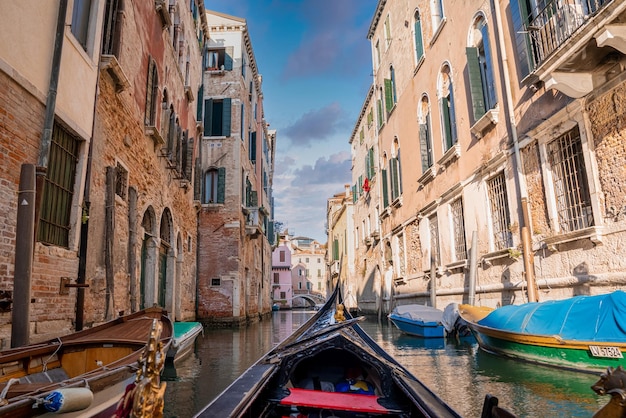 Balade en gondole traditionnelle sur les canaux étroits de Venise, Italie
