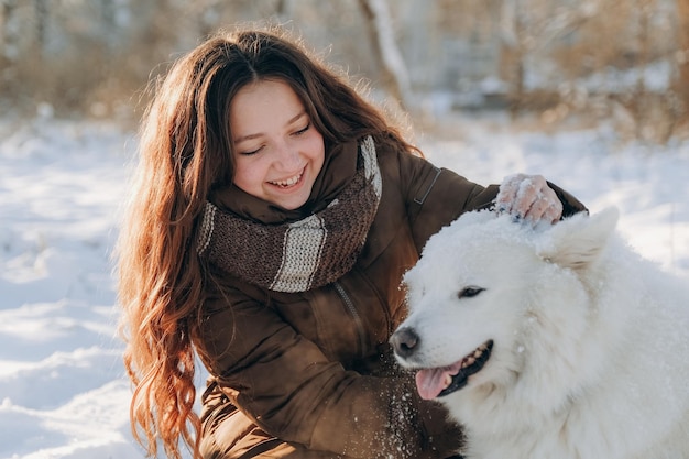 Balade hivernale avec votre animal Samoyède préféré