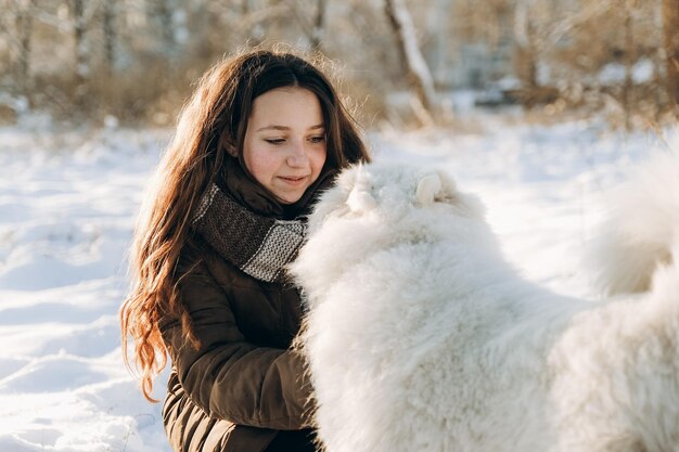 Balade hivernale avec votre animal Samoyède préféré