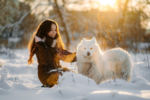 Balade hivernale avec votre animal Samoyède préféré