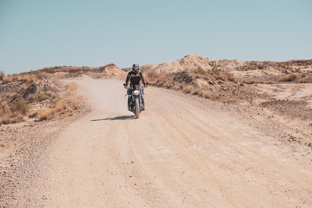 Balade en moto Scrambler dans le désert