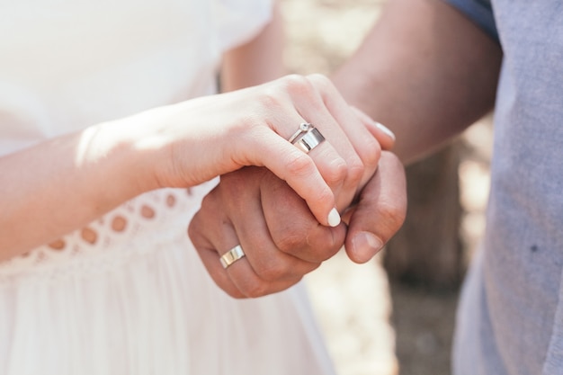 Balade nuptiale dans la pinède. Journée ensoleillée