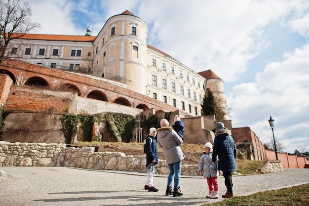 Balades en famille au château historique de Mikulov Moravie République tchèque Vieille ville européenne