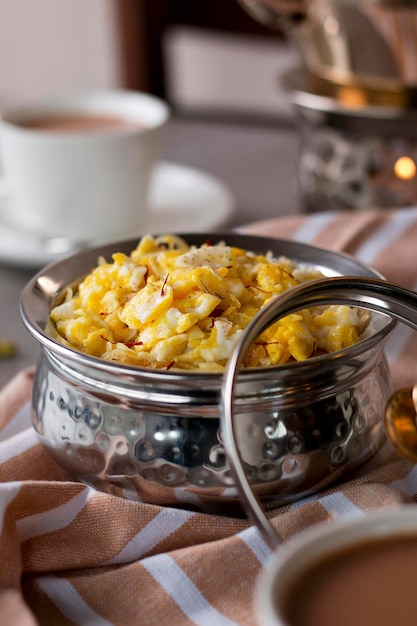 Balaleet avec oeuf servi dans un plat isolé sur la vue latérale de la table de la nourriture arabe