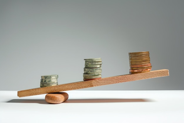 Photo balance en bois avec des piles de pièces de monnaie une balançoire avec des marchandises d'un côté et de l'argent de l'autre montrant un déséquilibre généré par l'ia