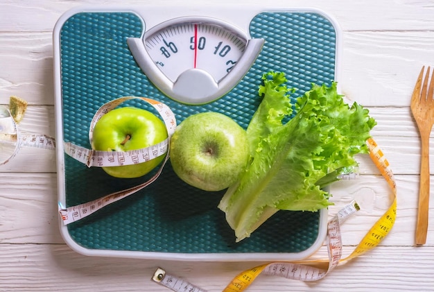 balance de poids et ruban de mesure pour l'alimentation saine minceur diète et concept sain