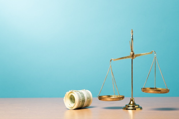 Balances de justice avec de l'argent sur la table. Notion de justice