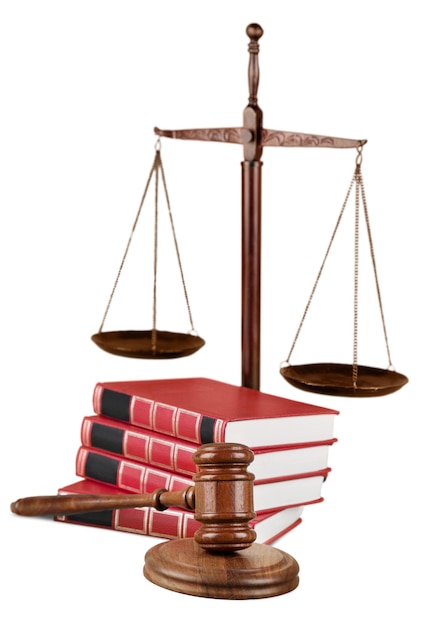 Balances et livres de justice et marteau en bois sur table. Notion de justice
