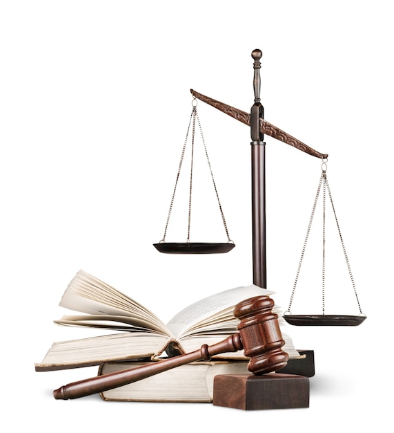 Balances et livres de justice et marteau en bois sur table. Notion de justice