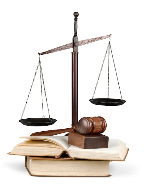 Balances et livres de justice et marteau en bois sur table. Notion de justice