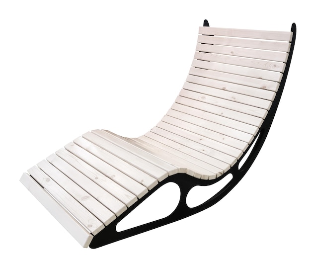 Balançoire en bois chaise longue pour la détente isolé sur fond blanc