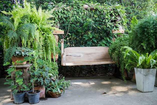 Balançoire en bois dans le jardin extérieur